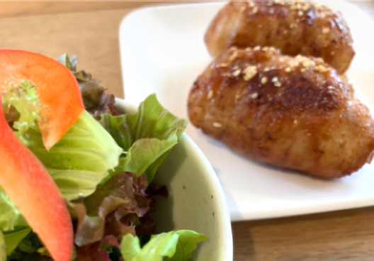 肉巻きおにぎり（サラダ付）